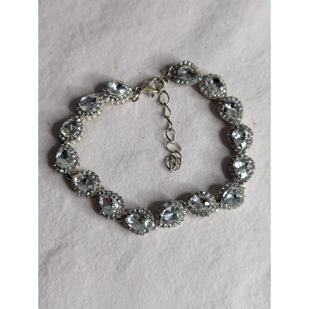Beautiful teardrop rhinestone crystal adjustable size bracelet silver tone